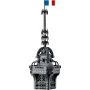 Modèle LEGO de la tour Eiffel avec structure métallique grise détaillée, antenne au sommet et drapeau français tricolore