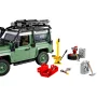 Land Rover Defender 90 LEGO vert avec galerie de toit, cric rouge, jerrycans et accessoires d'expédition sur fond blanc Land Rover Defender 90 LEGO vert avec galerie de toit, cric rouge, jerrycans et accessoires d'expédition sur fond blanc