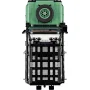 Vue de dessous du Land Rover Defender LEGO vert montrant le châssis noir détaillé et la roue de secours fixée à l'arrière Vue de dessous du Land Rover Defender LEGO vert montrant le châssis noir détaillé et la roue de secours fixée à l'arrière