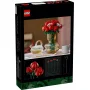 Boîte LEGO montrant un bouquet de roses rouges en briques dans un vase doré avec théière et tasse en arrière-plan Boîte LEGO montrant un bouquet de roses rouges en briques dans un vase doré avec théière et tasse en arrière-plan