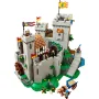 Vue d'ensemble du château LEGO avec tours, pont-levis, drapeaux et figurines de chevaliers sur base verte Vue d'ensemble du château LEGO avec tours, pont-levis, drapeaux et figurines de chevaliers sur base verte