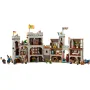 Vue d'ensemble du château médiéval LEGO avec tours, remparts, nombreuses figurines de chevaliers et détails architecturaux Vue d'ensemble du château médiéval LEGO avec tours, remparts, nombreuses figurines de chevaliers et détails architecturaux