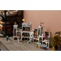 Vue d'ensemble du château médiéval LEGO avec tours, remparts, pont-levis et figurines de chevaliers dans une salle d'exposition Vue d'ensemble du château médiéval LEGO avec tours, remparts, pont-levis et figurines de chevaliers dans une salle d'exposition