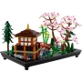 Vue d'ensemble du set LEGO Le jardin paisible avec pavillon japonais, cerisiers en fleurs, pont rouge, ruisseau et végétation sur socle noir Vue d'ensemble du set LEGO Le jardin paisible avec pavillon japonais, cerisiers en fleurs, pont rouge, ruisseau et végétation sur socle noir