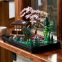 Jardin zen LEGO avec pavillon japonais, cerisier en fleurs roses, pont rouge, plantes vertes et bassin sur socle noir Jardin zen LEGO avec pavillon japonais, cerisier en fleurs roses, pont rouge, plantes vertes et bassin sur socle noir