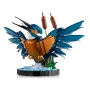 Martin-pêcheur LEGO avec ailes bleues déployées, ventre orange, tenant deux poissons, posé sur socle avec végétation aquatique Martin-pêcheur LEGO avec ailes bleues déployées, ventre orange, tenant deux poissons, posé sur socle avec végétation aquatique
