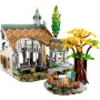 Vue d'ensemble du set LEGO Fondcombe avec bâtiment elfique aux colonnes blanches, toit coloré, tour verte et arbre aux feuilles dorées Vue d'ensemble du set LEGO Fondcombe avec bâtiment elfique aux colonnes blanches, toit coloré, tour verte et arbre aux feuilles dorées