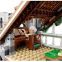 Elrond aux cheveux blancs assis à son bureau en bois sous un toit orné, lisant un livre dans l'architecture elfique de Fondcombe Elrond aux cheveux blancs assis à son bureau en bois sous un toit orné, lisant un livre dans l'architecture elfique de Fondcombe