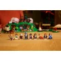 Neuf figurines LEGO du Seigneur des Anneaux alignées devant la construction verte de la Comté avec ses maisons troglodytes Neuf figurines LEGO du Seigneur des Anneaux alignées devant la construction verte de la Comté avec ses maisons troglodytes
