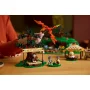 Gros plan sur Bilbon Sacquet dans sa maison hobbit avec enseigne, dragon Smaug volant au-dessus et autres bâtiments de la Comté en arrière-plan Gros plan sur Bilbon Sacquet dans sa maison hobbit avec enseigne, dragon Smaug volant au-dessus et autres bâtiments de la Comté en arrière-plan