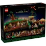 Boîte LEGO La Comté avec maisons de hobbits sous collines vertes, personnages et détails intérieurs visibles Boîte LEGO La Comté avec maisons de hobbits sous collines vertes, personnages et détails intérieurs visibles