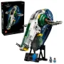 Vaisseau LEGO Slave I assemblé sur socle d'exposition avec deux minifigurations, boîte du produit visible à gauche Vaisseau LEGO Slave I assemblé sur socle d'exposition avec deux minifigurations, boîte du produit visible à gauche