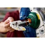 Gros plan sur les mains tenant le sabre laser de Jango Fett près du vaisseau Firespray avec détails verts et bleus Gros plan sur les mains tenant le sabre laser de Jango Fett près du vaisseau Firespray avec détails verts et bleus