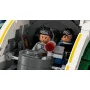 Cockpit du vaisseau Firespray avec deux figurines LEGO assises aux commandes, détails intérieurs visibles Cockpit du vaisseau Firespray avec deux figurines LEGO assises aux commandes, détails intérieurs visibles
