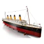 Maquette LEGO du Titanic complète avec coque rouge, superstructures blanches, quatre cheminées orange et mâts avec pavillons Maquette LEGO du Titanic complète avec coque rouge, superstructures blanches, quatre cheminées orange et mâts avec pavillons