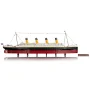 Vue d'ensemble du navire LEGO Titanic avec ses quatre cheminées jaunes et noires, coque rouge et superstructure blanche sur support Vue d'ensemble du navire LEGO Titanic avec ses quatre cheminées jaunes et noires, coque rouge et superstructure blanche sur support