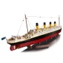 Vue d'ensemble du navire LEGO Titanic assemblé avec ses quatre cheminées jaunes et noires, coque rouge et superstructure blanche Vue d'ensemble du navire LEGO Titanic assemblé avec ses quatre cheminées jaunes et noires, coque rouge et superstructure blanche