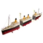 Vue d'ensemble du LEGO Titanic présenté en sections détachables montrant la structure interne avec cheminées orange et coque rouge Vue d'ensemble du LEGO Titanic présenté en sections détachables montrant la structure interne avec cheminées orange et coque rouge