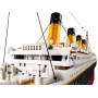 Maquette LEGO du Titanic montrant les quatre cheminées oranges et noires, les ponts supérieurs blancs, les mâts et cordages détaillés Maquette LEGO du Titanic montrant les quatre cheminées oranges et noires, les ponts supérieurs blancs, les mâts et cordages détaillés