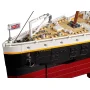 Vue détaillée de la proue du LEGO Titanic avec drapeau britannique, ancre, pont en bois et inscription 'TITANIC' sur la coque noire Vue détaillée de la proue du LEGO Titanic avec drapeau britannique, ancre, pont en bois et inscription 'TITANIC' sur la coque noire