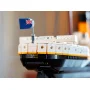 Gros plan sur la poupe du Titanic LEGO avec drapeau britannique, inscription TITANIC LIVERPOOL et coque noire Gros plan sur la poupe du Titanic LEGO avec drapeau britannique, inscription TITANIC LIVERPOOL et coque noire