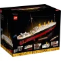 Boîte LEGO Titanic montrant le navire blanc et rouge avec quatre cheminées oranges sur fond noir avec images détaillées Boîte LEGO Titanic montrant le navire blanc et rouge avec quatre cheminées oranges sur fond noir avec images détaillées