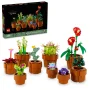 Vue d'ensemble de 9 plantes miniatures LEGO dans des pots marron : cactus, succulentes, fleurs rouges et violettes avec la boîte produit Vue d'ensemble de 9 plantes miniatures LEGO dans des pots marron : cactus, succulentes, fleurs rouges et violettes avec la boîte produit