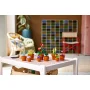 Collection de neuf plantes miniatures LEGO dans des pots en terre cuite disposées sur une table blanche moderne Collection de neuf plantes miniatures LEGO dans des pots en terre cuite disposées sur une table blanche moderne