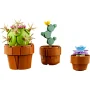 Trois plantes LEGO miniatures en pots terracotta : cactus épineux à fleurs roses, cactus de Barbarie à fleur jaune et plante grasse violette Trois plantes LEGO miniatures en pots terracotta : cactus épineux à fleurs roses, cactus de Barbarie à fleur jaune et plante grasse violette