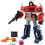 Robot Optimus Prime LEGO en configuration robot, rouge, bleu et gris, tenant un canon, avec accessoires et plaque descriptive Robot Optimus Prime LEGO en configuration robot, rouge, bleu et gris, tenant un canon, avec accessoires et plaque descriptive