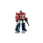 Robot Optimus Prime LEGO en mode robot, rouge et bleu, avec canon sur l'épaule droite, debout sur fond blanc Robot Optimus Prime LEGO en mode robot, rouge et bleu, avec canon sur l'épaule droite, debout sur fond blanc