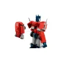 Robot Optimus Prime LEGO rouge et bleu en mode robot, avec remorque rouge détachée sur fond blanc Robot Optimus Prime LEGO rouge et bleu en mode robot, avec remorque rouge détachée sur fond blanc