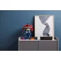 Robot Transformer Optimus Prime LEGO en position debout sur un meuble, avec casque rouge et bleu, carrosserie bleue et rouge Robot Transformer Optimus Prime LEGO en position debout sur un meuble, avec casque rouge et bleu, carrosserie bleue et rouge
