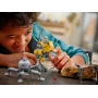 Enfant jouant avec le set LEGO, manipulant un marcheur AT-RT jaune avec figurine de Clone Trooper du 327ème Corps Enfant jouant avec le set LEGO, manipulant un marcheur AT-RT jaune avec figurine de Clone Trooper du 327ème Corps