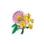 Bouquet LEGO avec marguerite rose à cœur jaune, roses blanches et jaunes, et feuilles vertes sur fond blanc