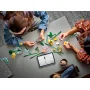 Vue aérienne de deux personnes assemblant des fleurs LEGO colorées sur une table avec tablette et instructions