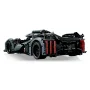 Vue arrière de la voiture de course LEGO Peugeot 9X8 noire avec aileron rouge et détails techniques visibles