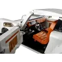 Intérieur détaillé de la Porsche 911 LEGO avec tableau de bord orange, volant noir, sièges en cuir et portière ouverte Intérieur détaillé de la Porsche 911 LEGO avec tableau de bord orange, volant noir, sièges en cuir et portière ouverte