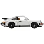 Vue de profil de la Porsche 911 LEGO blanche avec aileron arrière, jantes noires et détails orange sur fond blanc Vue de profil de la Porsche 911 LEGO blanche avec aileron arrière, jantes noires et détails orange sur fond blanc