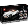 Boîte LEGO montrant une Porsche 911 blanche construite en briques, avec détails oranges et multiples vues du modèle sur fond noir Boîte LEGO montrant une Porsche 911 blanche construite en briques, avec détails oranges et multiples vues du modèle sur fond noir