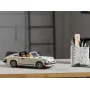 Porsche 911 LEGO beige décapotable avec sièges orange sur un bureau moderne, pot à crayons moucheté à côté Porsche 911 LEGO beige décapotable avec sièges orange sur un bureau moderne, pot à crayons moucheté à côté