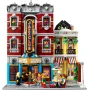 Vista general del club de jazz LEGO con fachada de ladrillo rojo, letrero vertical neón y terraza de café con figuras