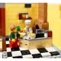 Cocina LEGO con chef de gorro blanco haciendo pizza y camarero de pelo rizado en suelo ajedrezado blanco y negro