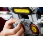 Primer plano de manos ensamblando una pieza detallada LEGO de la nave, con elementos grises y amarillos del Firespray de fondo Primer plano de manos ensamblando una pieza detallada LEGO de la nave, con elementos grises y amarillos del Firespray de fondo