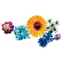 Vista general de las piezas LEGO del Ramo de flores silvestres: girasol naranja, flores moradas, azules y blancas sobre fondo blanco Vista general de las piezas LEGO del Ramo de flores silvestres: girasol naranja, flores moradas, azules y blancas sobre fondo blanco