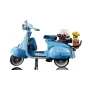 Vespa LEGO azul con minifigura con casco blanco, cesta trasera con ramo de flores amarillas