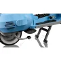 Primer plano de la sección frontal de Vespa LEGO azul claro con faro, rejilla de ventilación y pata de cabra detallada