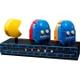 Panoramica del set LEGO PAC-MAN con PAC-MAN giallo e due fantasmi blu su base nera con labirinto blu