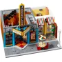 Vista d'insieme del set LEGO Jazz Club con insegna verticale arancione, palco interno, bancone a righe e tavolo rotondo con sedie rosse Vista d'insieme del set LEGO Jazz Club con insegna verticale arancione, palco interno, bancone a righe e tavolo rotondo con sedie rosse