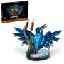 Martin pescatore LEGO blu ad ali spiegate su base con canneti e acqua, scatola del set 10331 sullo sfondo